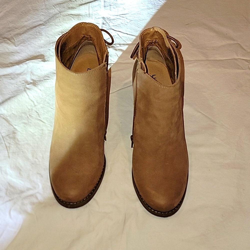 LUCKY BOOT. U.S Size 7 1/2
